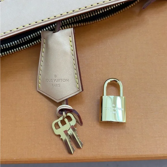 NEW Louis Vuitton Berri HOBO Bag - Picture 3 of 13